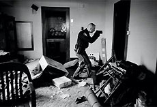 Foto del año World Press Photo. Crisis económica en Estados Unidos. Tras el desalojo de un apartamento. /Foto: A. Suau para 'Time'.